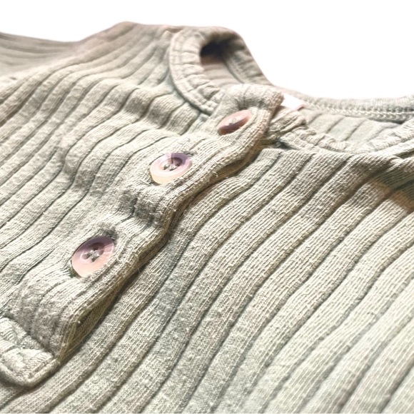 Kate Quinn light green onesie 6-12 months‎ I have 2 of these 2/$20 in a bundle - Picture 1 of 4